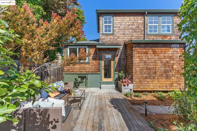 1350 Curtis St, Berkeley CA: https://media.crmls.org/mediaz/3691566f-6ae3-4405-a849-262e0e52b5a8.jpg