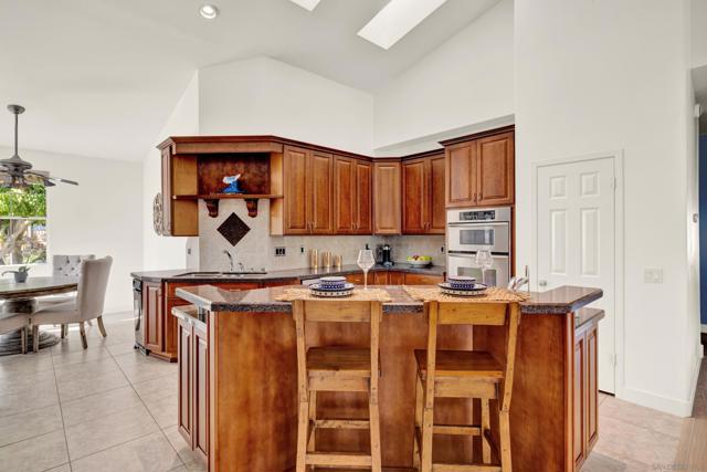 14265 Sandhill Rd, Poway CA: https://media.crmls.org/mediaz/36925075-4889-43f8-9914-6bbb4dad16e9.jpg