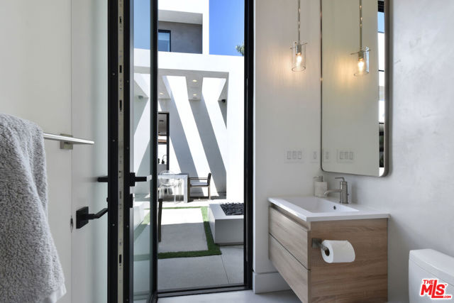 5316 Lennox, Sherman Oaks CA: https://media.crmls.org/mediaz/36927f6d-a38b-4b75-94a2-119fa47449fa.jpg