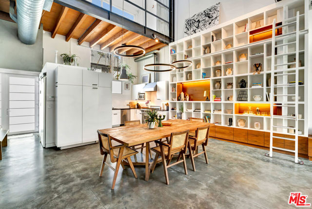 25 Brooks Avenue, Venice CA: https://media.crmls.org/mediaz/3692e47a-8803-462a-a070-8781518c205e.jpg