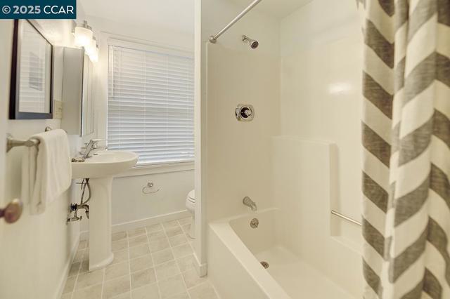 1039 Elsinore, Oakland CA: https://media.crmls.org/mediaz/36954217-9f73-4eed-9dfd-e6999d32193c.jpg