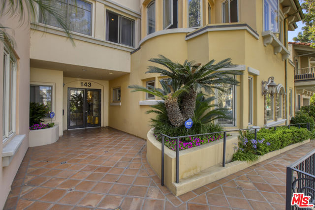143 N Arnaz Drive, Beverly Hills CA: https://media.crmls.org/mediaz/3696d3ea-7a1d-405e-aba5-1cd6bd5cd1c2.jpg