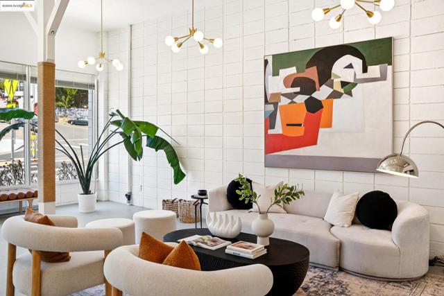 2760 Park Blvd, Oakland CA: https://media.crmls.org/mediaz/369772d4-f298-46f0-906c-aabe10c55637.jpg