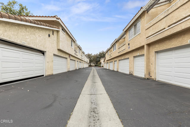 2091 Blackberry Circle, Oxnard CA: https://media.crmls.org/mediaz/3697ed2b-01cb-465b-bb17-a4646fd7be1c.jpg
