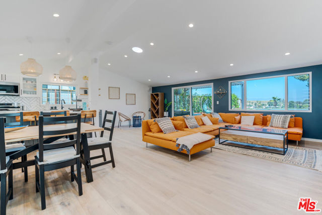 5835 Mcdonie Avenue, Woodland Hills CA: https://media.crmls.org/mediaz/36980b7e-8b5a-4b6b-a500-97de61c1e832.jpg