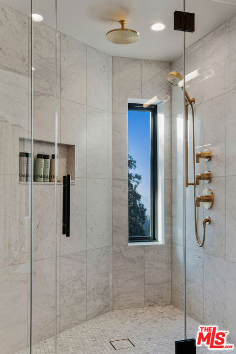654 S Cumberland Drive, Lake Arrowhead CA: https://media.crmls.org/mediaz/3698ba90-eaf7-4bef-9007-3d2d6c56308f.jpg