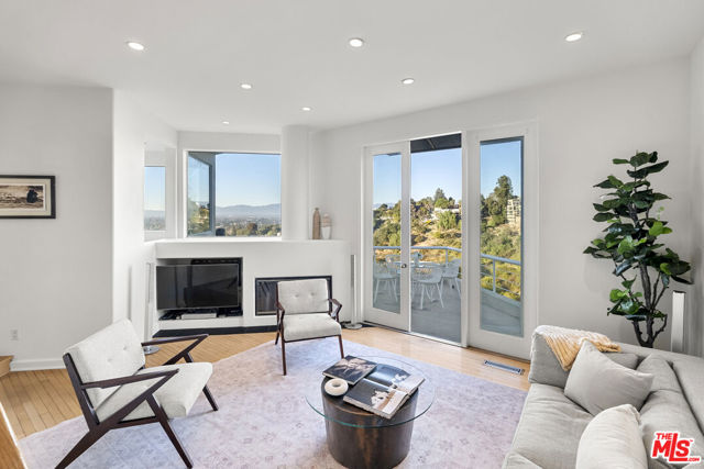 3670 Avenida Del Sol, Studio City CA: https://media.crmls.org/mediaz/3699bef4-60d1-4269-b5f4-c44214dce1c1.jpg