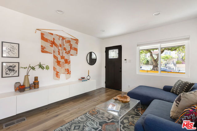 3330 Minto Court, Los Angeles CA: https://media.crmls.org/mediaz/3699f244-3e9f-4c88-9187-2970a7159604.jpg