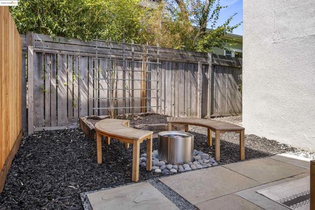 2516 Mathews St, Berkeley CA: https://media.crmls.org/mediaz/369a4706-fd32-4640-b964-9a32bf936ddd.jpg