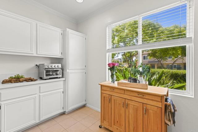 Detail Gallery Image 12 of 38 For 6084 Citracado Cir, Carlsbad,  CA 92009 - 3 Beds | 2/1 Baths