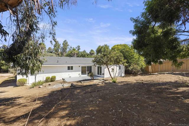 1217 Monte Vista Dr, Vista CA: https://media.crmls.org/mediaz/369b609f-e432-4508-a036-fb8f4e7830ad.jpg