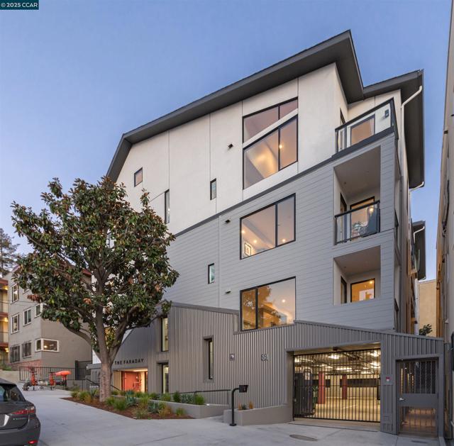 58 Vernon St, Oakland CA: https://media.crmls.org/mediaz/369c4ddb-7b7f-4e19-b2fa-65d71d16dd3f.jpg