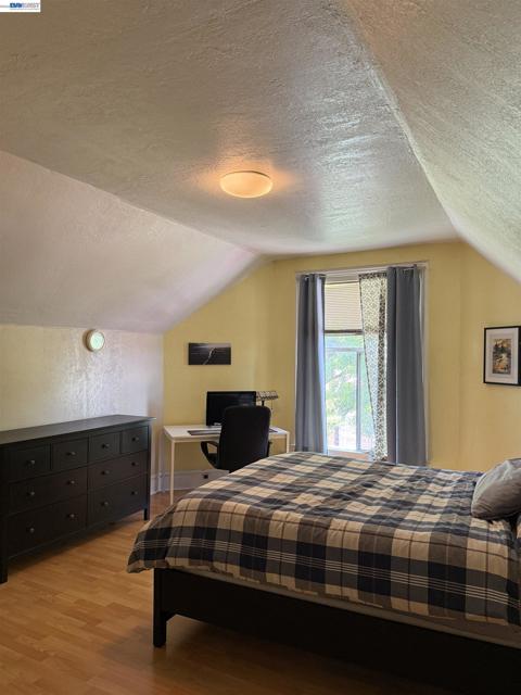 663 25TH Street, Oakland CA: https://media.crmls.org/mediaz/369cefbf-8450-4441-9f25-dfb0cc8ee4bb.jpg