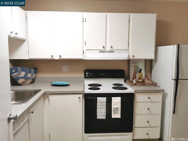 Image 16 of 25 For 555 Pierce St  328