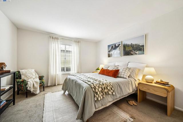 950 Shorepoint Ct, Alameda CA: https://media.crmls.org/mediaz/369d8656-8395-45a6-95e3-e3d7fc2db60c.jpg