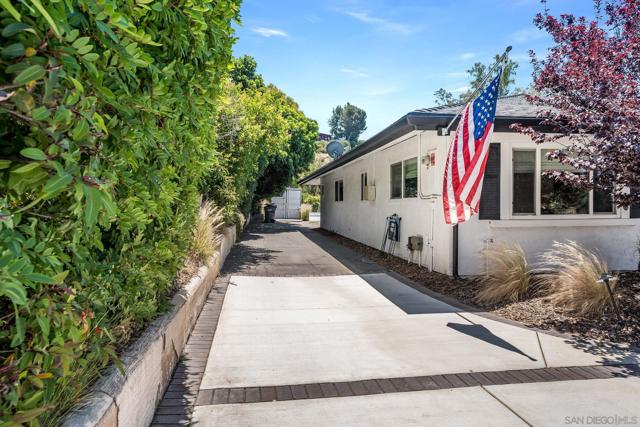 1271 Via Sendero, Escondido CA: https://media.crmls.org/mediaz/369e72c8-d24a-4712-a719-fa11668dd485.jpg