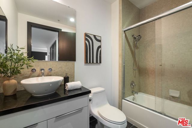 655 S Hope Street, Los Angeles CA: https://media.crmls.org/mediaz/369e810d-e556-482c-9253-1989f2a56fdd.jpg