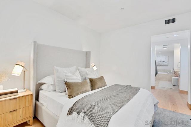 5420 La jolla Blvd., La Jolla CA: https://media.crmls.org/mediaz/369f2088-c1ef-492c-acf4-cdbf778d3fbe.jpg