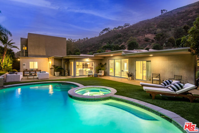 1922 N Beverly Place, Beverly Hills CA: https://media.crmls.org/mediaz/369f9ef5-523b-42c3-a59d-c6b9537c591f.jpg