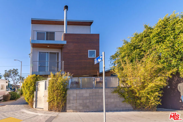 260 3rd Avenue Venice, California Paloma Realty Partners Inc. is pleased to present the opportunity to lease this beautiful, modern, creative loft in Venice Beach on Rose Ave. Outfitted with the utmost care, the home comes equipped with Viking & Bosch stainless steel appliances, polished concrete flooring, radiant heat, walk in closets, and a private patio. Located on the corner of Rose Ave. and 3rd Ave., the property is situated in one of the highest-in-demand corridors in Silicon Beach. Rapidly growing with a recent influx of restaurants ands shopping options, Rose Ave. has become home to Venice staples such as Rose Cafe , Cafe Gratitude and Venice Beach Wines. This loft is just a short walk to the Venice Beach Boardwalk, Abbot Kinney, Main St., and LincolnBlvd., making this an ideal spot to consider home base.