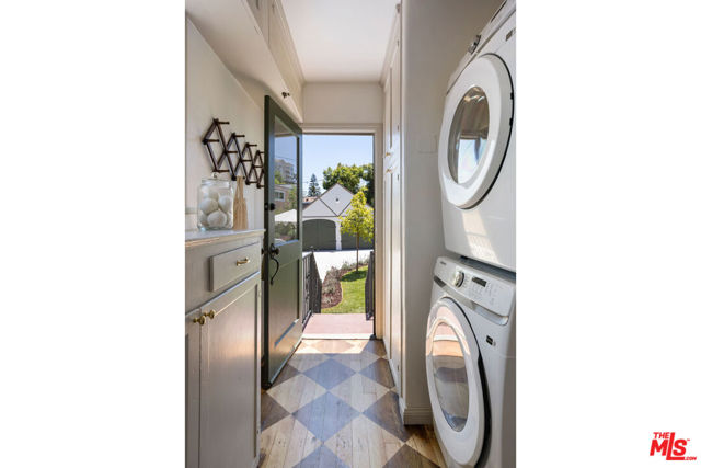 4772 Twining Street, Los Angeles CA: https://media.crmls.org/mediaz/36a1eeb8-c6fb-447e-b416-f31bb5e36485.jpg