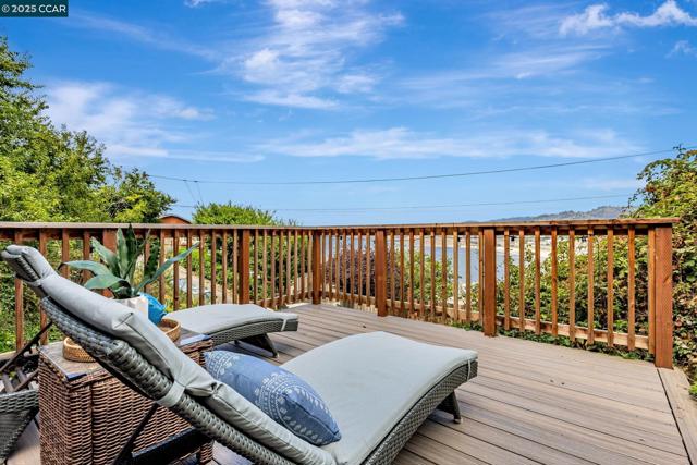 290 Olympian Way, Pacifica CA: https://media.crmls.org/mediaz/36a38935-f6f8-41ce-9329-278991b01f75.jpg
