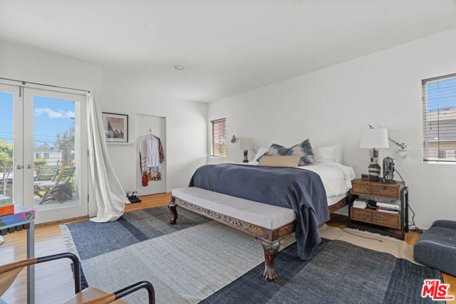 550 Indiana Avenue, Venice CA: https://media.crmls.org/mediaz/36a3f914-88fc-46a5-a80a-4f49f1294980.jpg