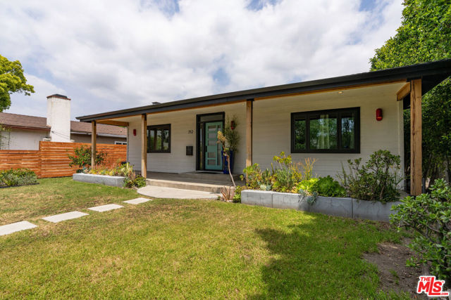 712 N Keystone Street, Burbank CA: https://media.crmls.org/mediaz/36a4cfd6-3111-42ea-a351-fc6d3543f172.jpg