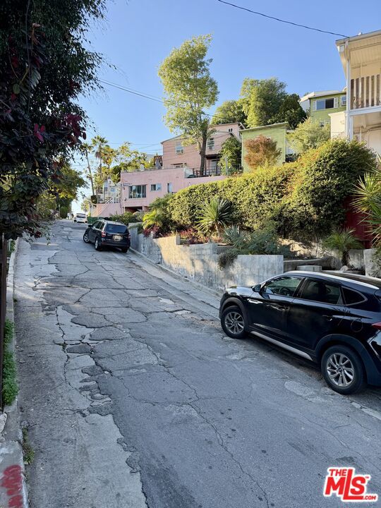 3901 De Longpre Avenue, Los Angeles CA: https://media.crmls.org/mediaz/36a50ed0-5e03-48ce-91d2-497d235ee6f3.jpg