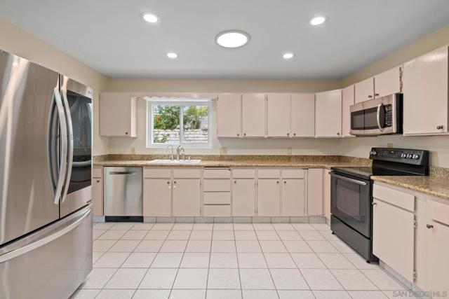 309 11 E Ave, Coronado CA: https://media.crmls.org/mediaz/36a5c925-cc32-41d9-a4e8-e6276ecf1c0a.jpg