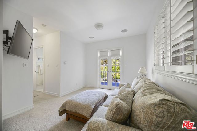 2660 Carman Crest Drive, Los Angeles CA: https://media.crmls.org/mediaz/36a7240f-2ee3-4859-a3ab-bfc568b43eb6.jpg