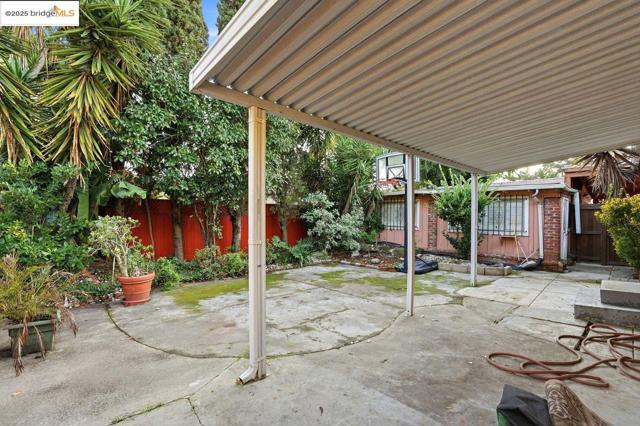 4116 Kentwood Ct, Oakland CA: https://media.crmls.org/mediaz/36aa97f0-30ab-4ffe-973a-4a9e57f40eb0.jpg