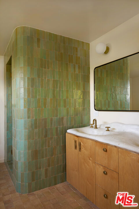 29500 Heathercliff Road, Malibu CA: https://media.crmls.org/mediaz/36aac6c6-4a50-4f11-b132-106c8425bd0e.jpg