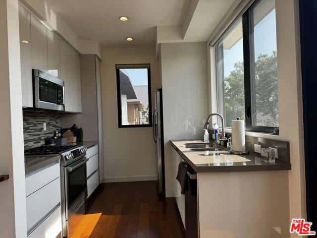 140 S Hayworth Avenue, Los Angeles CA: https://media.crmls.org/mediaz/36ab4fb2-d41b-48e1-aa8a-e220558d9eba.jpg