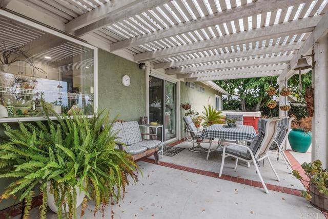 Detail Gallery Image 6 of 10 For 1292 Sunset Dr, Vista,  CA 92081 - 4 Beds | 3 Baths