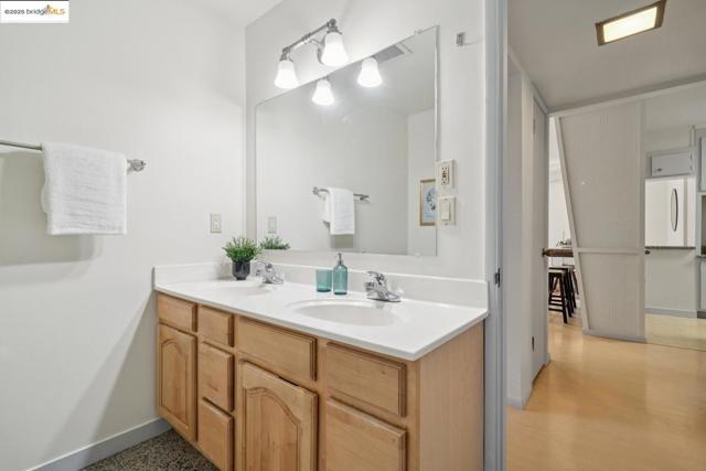 1425 Lakeside DR, Oakland CA: https://media.crmls.org/mediaz/36ada54e-a8d1-48c4-8bb8-379a37f9d7bc.jpg