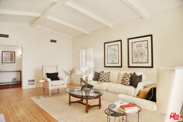 2963 Queensbury Drive, Los Angeles CA: https://media.crmls.org/mediaz/36b08729-7a36-46ac-88aa-aac4a80b26f4.jpg