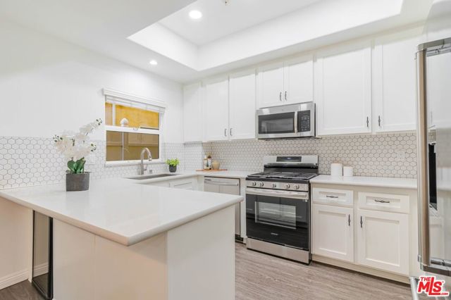 5521 Kester Avenue, Sherman Oaks CA: https://media.crmls.org/mediaz/36b1fcae-4437-4765-b21e-33a54e805f83.jpg
