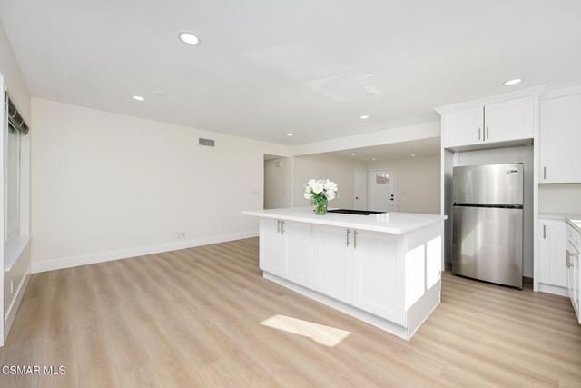 2091 Marter Avenue, Simi Valley CA: https://media.crmls.org/mediaz/36b26903-dbb0-4262-932b-b1538b0f84fb.jpg