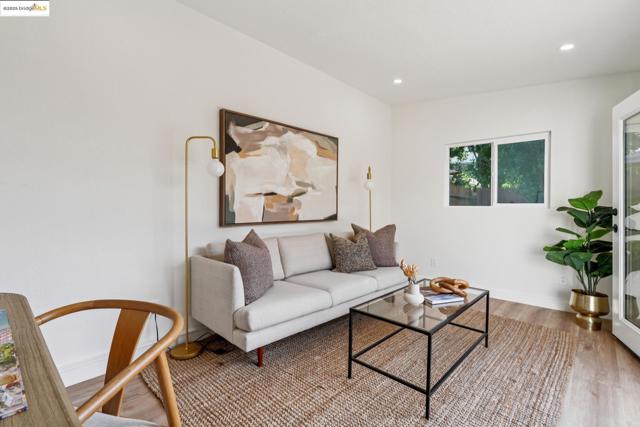 533 Lewis Ave, San Leandro CA: https://media.crmls.org/mediaz/36b26e3d-894c-4779-925a-99e5359a2635.jpg