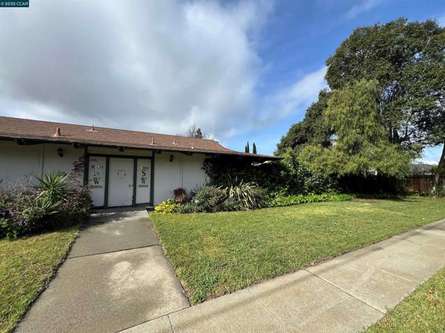 4554 Concord Blvd, Concord CA: https://media.crmls.org/mediaz/36b3d706-8b62-464c-9814-5d213358b032.jpg