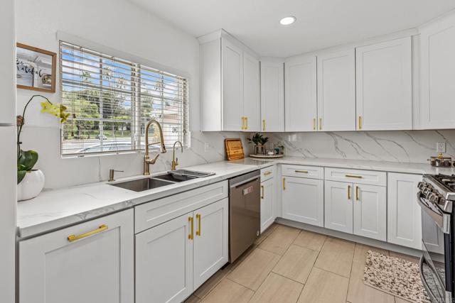 5851 Jackson Dr, La Mesa CA: https://media.crmls.org/mediaz/36b3da9d-0f67-47cd-90a1-4b30cecfc7a0.jpg