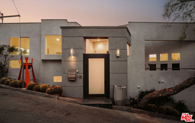 7209 Sunnydip Trail, Los Angeles CA: https://media.crmls.org/mediaz/36b4ff54-8df3-464c-ab10-c032c8850439.jpg