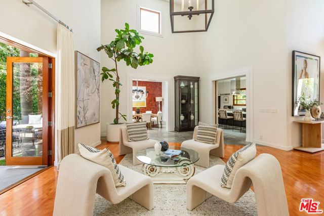 1188 Brooklawn Drive, Los Angeles CA: https://media.crmls.org/mediaz/36b5b1ea-39af-4c3a-9966-a322d4c2d5d4.jpg