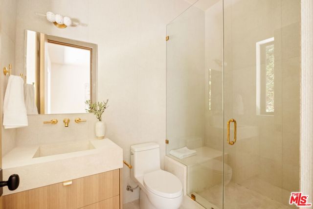 636 N Laurel Avenue, Los Angeles CA: https://media.crmls.org/mediaz/36b614a1-66ce-4df0-9e7b-f99103ad8d68.jpg