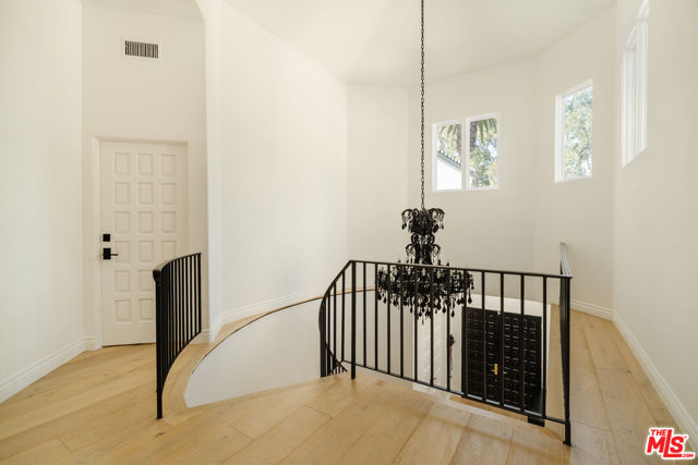 609 21st Place, Santa Monica CA: https://media.crmls.org/mediaz/36b63299-7327-4159-a1d4-72d7ad13e350.jpg