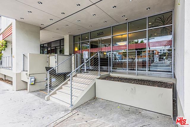 3223 W 6th Street, Los Angeles CA: https://media.crmls.org/mediaz/36b6bc83-1fe4-4f26-9b8e-ff683091ab38.jpg