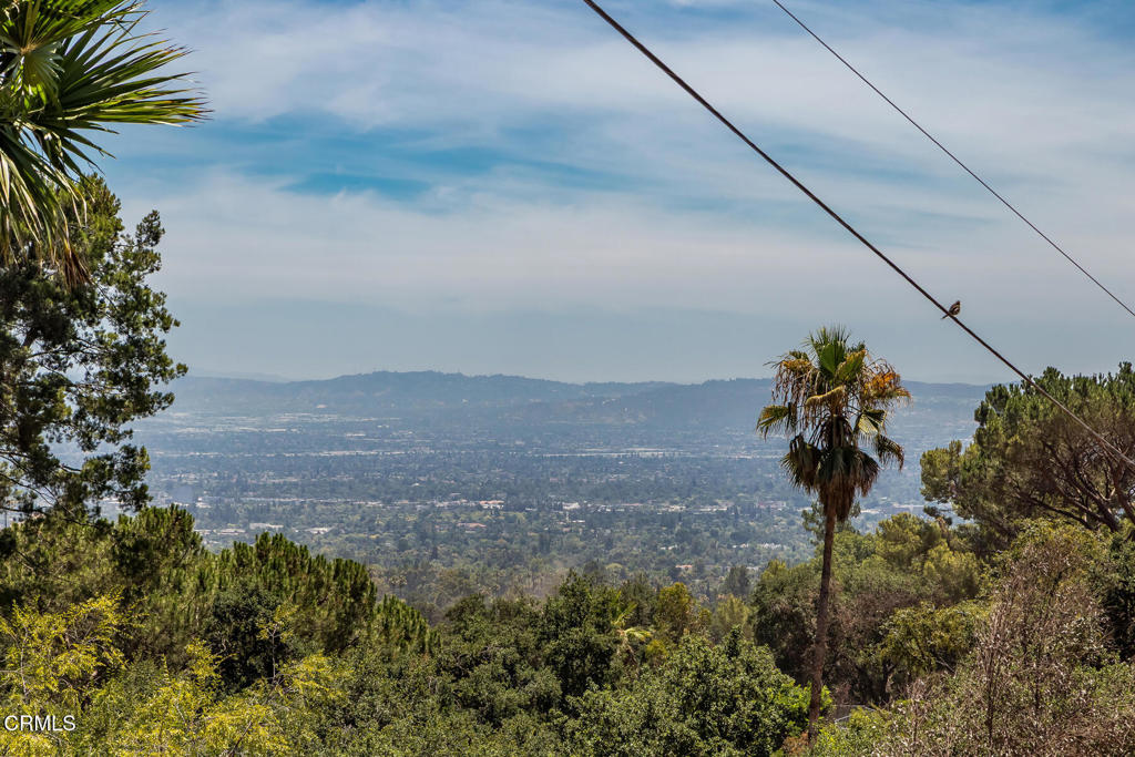 https://media.crmls.org/mediaz/36b6d03b-a704-437d-8d7d-7f15360ddfb6.jpg?preset=X-Large