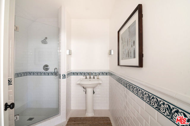 338 S Highland Avenue, Los Angeles CA: https://media.crmls.org/mediaz/36b6eb6f-c8f2-4789-b5e9-ab0b84244ae3.jpg
