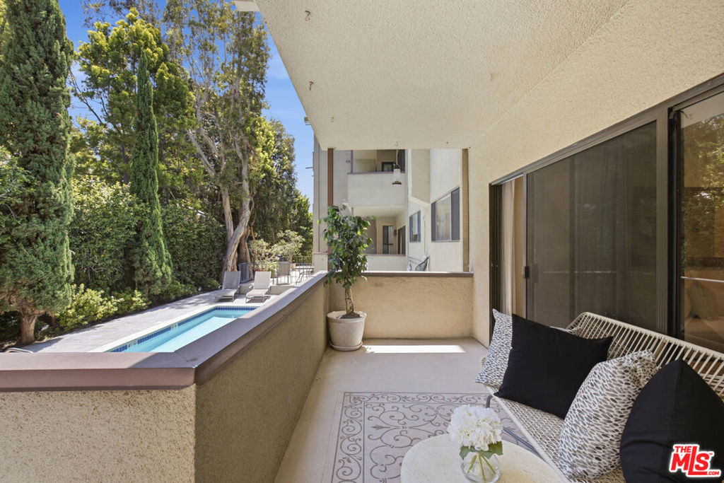 https://media.crmls.org/mediaz/36b7109c-4066-4c0d-94ab-1a453742e8df.jpg?preset=X-Large